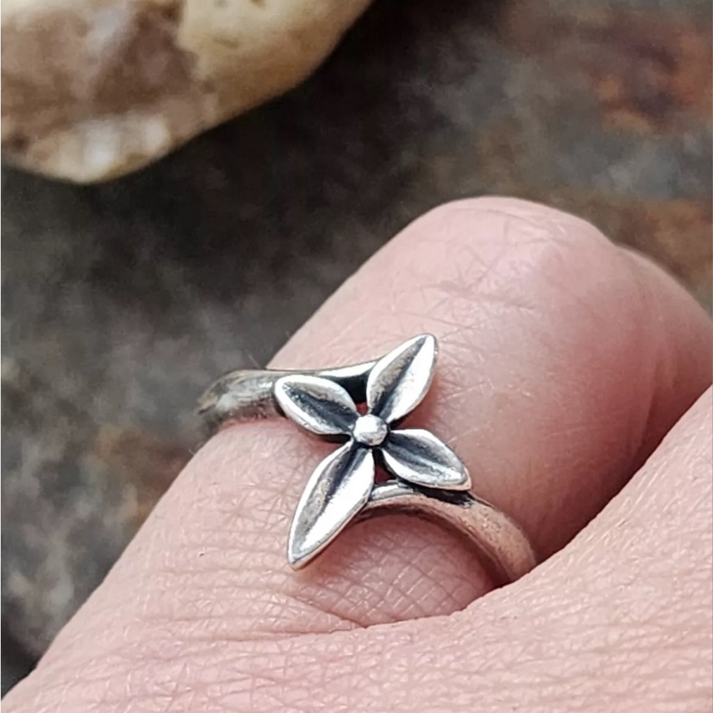 James Avery Blossom Flower
Petal Cross Ring Size 7
Sterling Silver